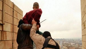 Radikáli zhodili z veže gayov a ukrižovali zlodejov, ukazujú fotografie