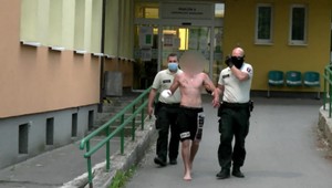 Po rodinnej bitke na oslave 40-tky začali policajti trestné stíhanie. Jednému z mužov našli pri prehliadke podozrivú látku