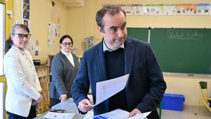 Vo Francúzsku sa začalo prvé kolo miestnych volieb. Aktivista mal pod košeľou nepriestrelnú vestu