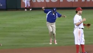 VIDEO: Tancujúci pracovník strážnej služby má vážnu konkurenciu!