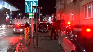 Auto za jazdy zablokovali. V Nitre kukláči zadržali dvoch mužov