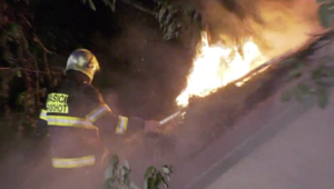 Polnočný požiar v obci Hrochoť. Nič netušiaca rodina prišla o strechu počas dovolenky