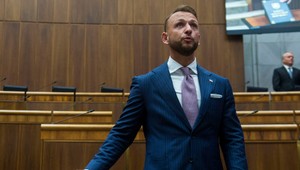 Šutaj Eštok pozbavil výkonu štátnej služby šesť obvinených vyšetrovateľov čurillovcov