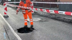 Komplikácie pre prepadnutú cestu: Dôvodom bolo prasknuté potrubie