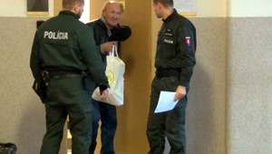 Václav prišiel na políciu prepísať auto, skončil v putách