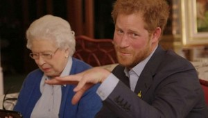 Kráľovná odobrila Harrymu svadbu s herečkou