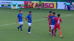 Futbalista dal brutálny knokaut súperovi: Jeho klub ho okamžite vyhodil