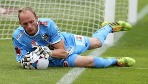 Brankár toľko krepčil okolo lopty, kým zo seba nespravil riadneho tĺka...