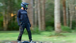 Pásový skateboard austrálskeho vynálezcu prejde čímkoľvek