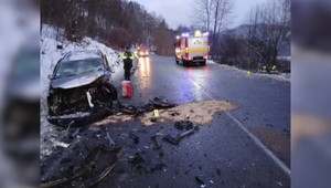 Po zrážke dvoch vozidiel pri Dolnom Kubíne skončili traja ľudia zranení