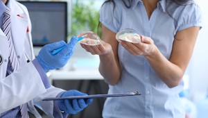 Chirurg ukázal, ako vyzerajú prsné implantáty po 30 rokoch: Uff, z toho vám príde zle!