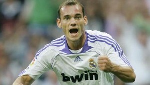 Sneijder sa v Reale Madrid drží zubami-nechtami