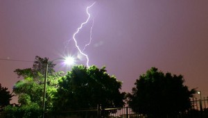 Blesk opäť udieral. Tentokrát do tínedžerov v parku