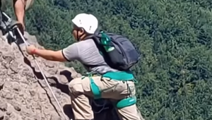 Turista šokoval: Na slovenskú ferratu vyrazil v šľapkách