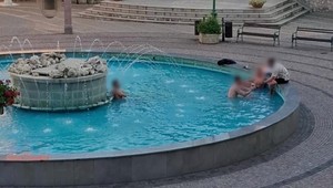 Česi sa v Komárne kúpali vo fontáne. Jeden z nich bol úplne nahý