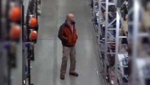 Polícia hľadá muža z nákupného centra. Podľa nej napadol SBS-kára