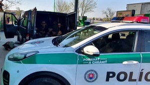 Naši policajti si počkali na prevádzača s migrantmi. Chytili ich po 13-kilometrovej naháňačke
