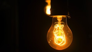 Prvá žiarovka svietila 14 hodín. Používame ich už 144 rokov.