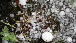 Západ a stred Slovenska ohrozujú búrky s krúpami