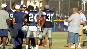 Bitka v americkom futbale. Päste lietali na tréningu medzi spoluhráčmi