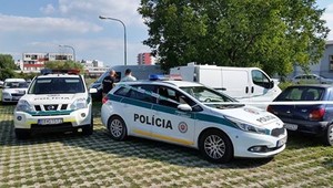 Na parkovisku stála opustená dodávka. V nej boli haldy dokladov