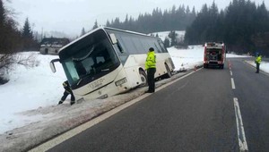 Plný autobus detí zišiel mimo cesty na ceste domov z lyžovačky