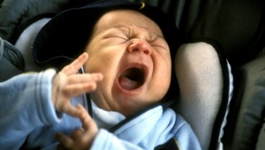 Nezodpovedná matka: Dieťa nechala v uzamknutom aute