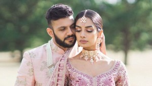 FOTO svadobného páru je hitom internetu: Ich nezvyčajné outfity dostanú aj vás