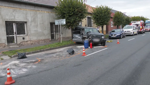 Čelná zrážka v Krupine si vyžiadala troch zranených a zablokovala hlavnú cestu na niekoľko hodín