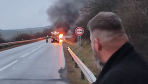 Plamene zničili auto, no náboženské knihy prežili. Kňaz hovorí o zázraku