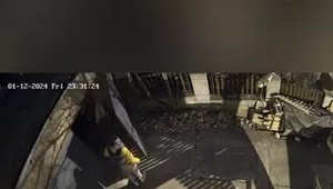 Otvoril bránku a šiel kradnúť. Zlodej však nepočítal s tým, že majitelia majú bezpečnostné kamery