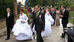 Unikátna svadba! V jeden deň sa vydávala matka aj tri dcéry