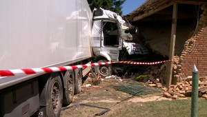 Slovenský kamión narazil do domu v Maďarsku a zranil spiace dievča