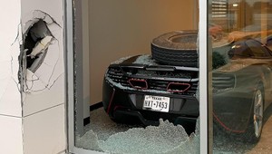 Luxusný McLaren rozbilo koleso z kamióna