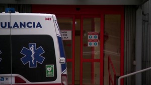 Pred urgentným príjmom nemocnice našli dobodaného muža. Ten, kto ho priviezol, ušiel