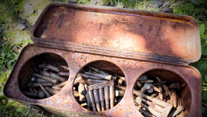 Muž objavil vo včelíne kilá munície z druhej svetovej vojny