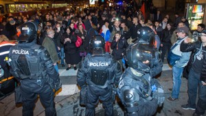 Protest v Bratislave sa opäť zvrhol, polícia zatýkala!
