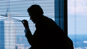 Zvolenčan sa pomiatol, z okna vyhadzoval nábytok