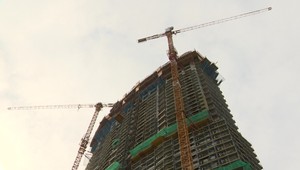 Otvorené dvere pre čierne stavby: Nový zákon zmierňuje pravidlá, opozícia hovorí o papalášizme