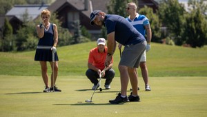 Srdce zo zlata. Peter Bondra priniesol chorým deťom peknú kôpku peňazí