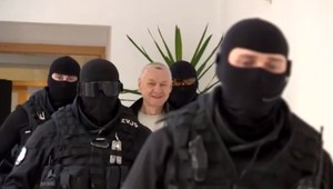 Hrobára sátorovcov z väzby nepustili. Vinu popiera, pred súdom odmietol vypovedať