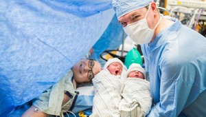 FOTO novonarodených dvojčiat je hitom internetu: Láska ich otca dojme aj vás