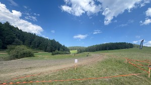 Motocyklista pri skoku narazil do divákov. Zranili sa štyria ľudia