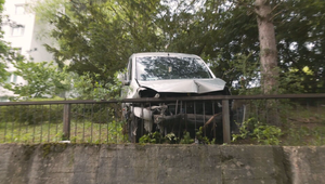 Starší vodič nabúral do áut aj bagra. Zastavil ho až plot