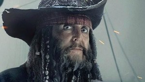 Ktorý slávny hudobník sa skrýva pod touto pirátskou maskou? Určite ho poznáte!