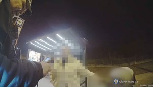 Opitá matka kočíkovala o druhej ráno. Podchladené bábätko skončilo v nemocnici