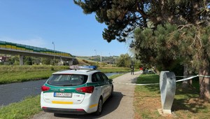 Tragické ráno: V Hrone našiel chodec plávať bezvládne mužské telo