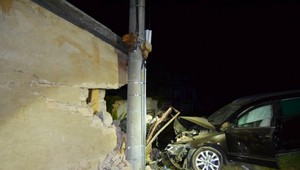 Tragická nehoda pri Nových Zámkoch: Auto zišlo z cesty, vodička narazila do stĺpa aj domu