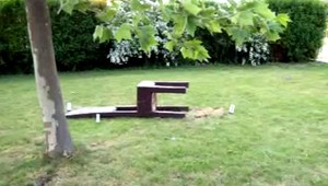 Dvojmetrová stolička spadla na dieťa! A ťažko zranila