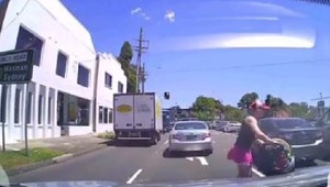 DESIVÉ VIDEO: Matku tlačiacu kočík takmer zrazilo auto